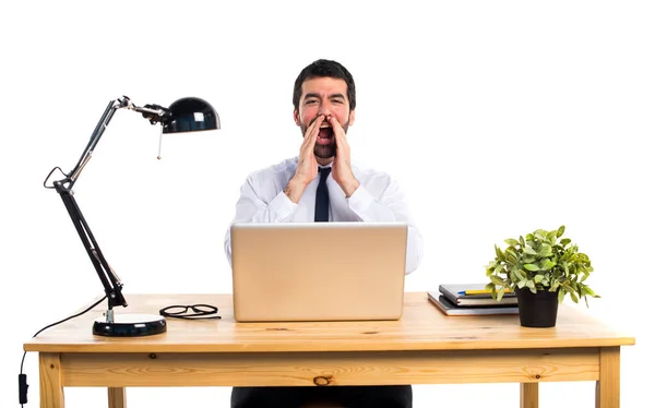 Biznesmen w jego biurze krzyku — Zdjęcie stockowe