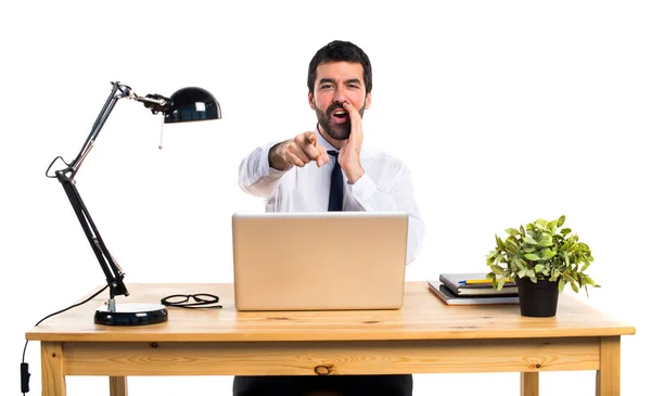 Businessman in his office shouting — Stock Photo, Image