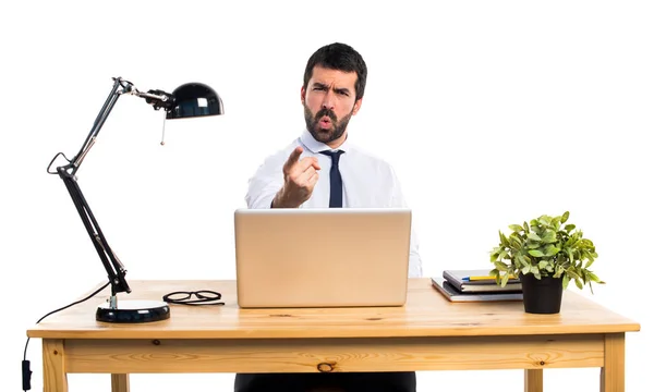 Angry Businessman em seu escritório gritando — Fotografia de Stock
