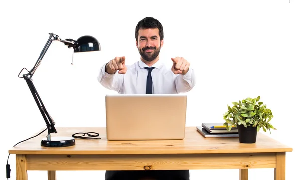 Homme d'affaires dans son bureau pointant vers l'avant — Photo