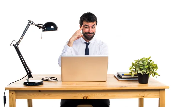 Biznesmen w swoim myśleniu office — Zdjęcie stockowe