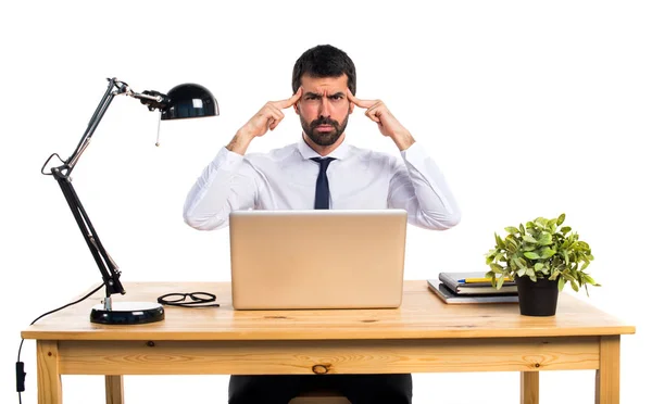 Zakenman in zijn kantoor denken — Stockfoto