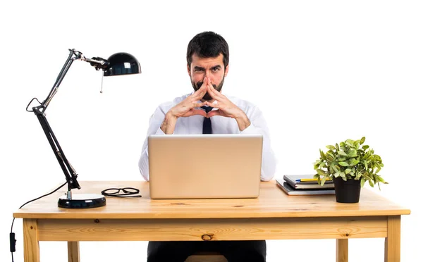 Empresário em seu escritório pensando — Fotografia de Stock