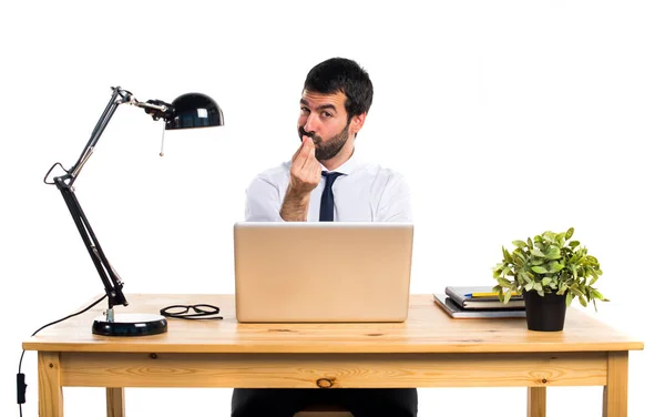 Uomo d'affari nel suo ufficio che fa un gesto di soldi — Foto Stock