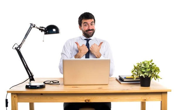 Empresário em seu escritório com o polegar para cima — Fotografia de Stock