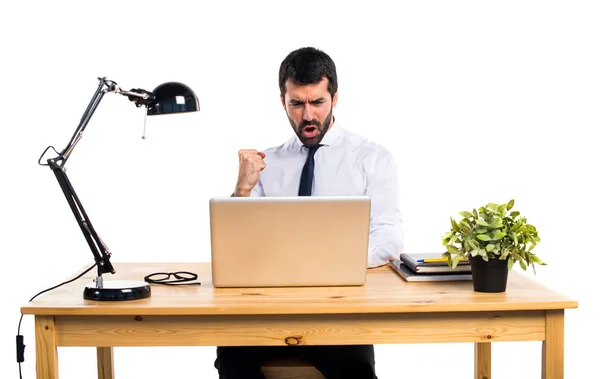 Homem de negócios sortudo em seu escritório — Fotografia de Stock