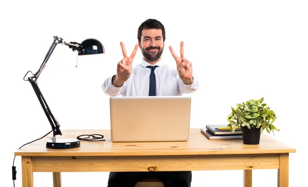 Επιχειρηματίας στο γραφείο του κάνει νίκη χειρονομία — Φωτογραφία Αρχείου