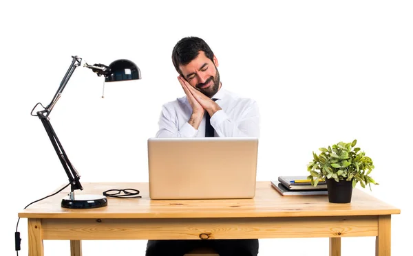 Homme d'affaires dans son bureau faisant geste de sommeil — Photo