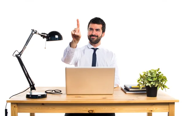 Geschäftsmann in seinem Büro berührt auf transparentem Bildschirm — Stockfoto