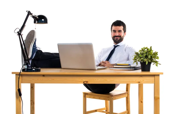 Empresário trabalhando com laptot em seu escritório — Fotografia de Stock