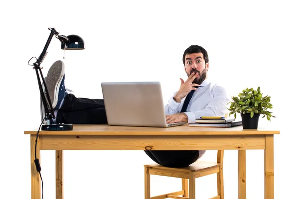 Pohledný podnikatel ve své kanceláři — Stock fotografie