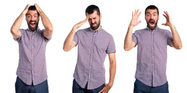 Esmer yakışıklı izole arka plan üzerinde