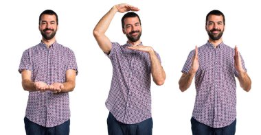 Yakışıklı adam bir şey tutan