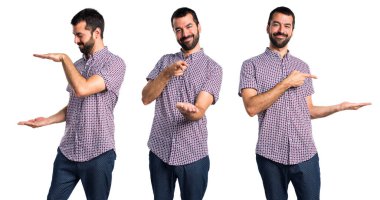 Yakışıklı adam bir şey tutan