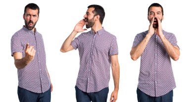 Esmer yakışıklı izole arka plan üzerinde