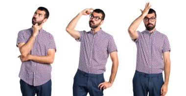 Şüpheleri gözlüklü adam