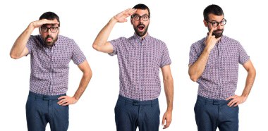 Bir şeyler gösteriyor gözlüklü adam