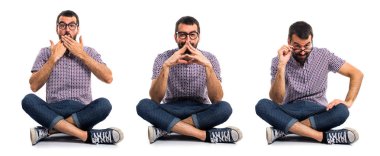 Düşünme gözlüklü adam