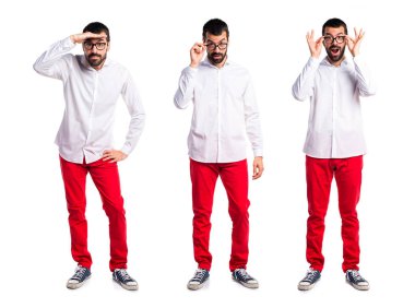 Gözlüklü bir şey gösterilen yakışıklı adam