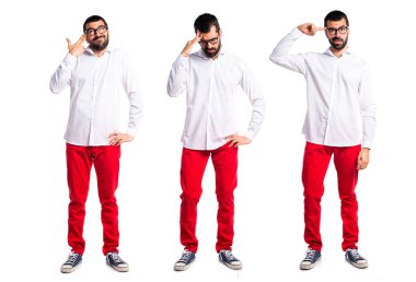 Gözlüklü sinirli yakışıklı adam