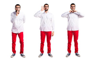 Sessizlik jest yapma gözlüklü yakışıklı adam