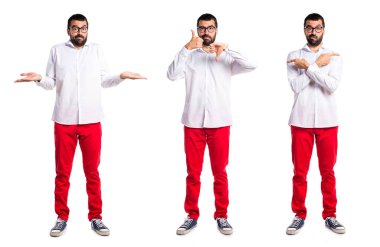 İyi-kötü işaret yapma gözlüklü yakışıklı adam