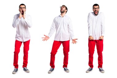 Gözlüklü bağıran kızgın yakışıklı adam