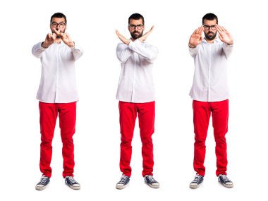 Hiçbir hareketi yapıyor gözlüklü yakışıklı adam