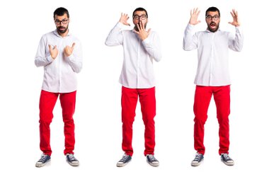 Yakışıklı adam gözlüklü sürpriz jest yapıyor