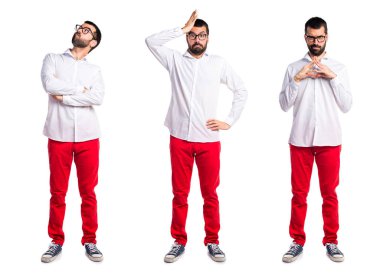 Şüpheleri gözlüklü yakışıklı adam