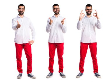 Lateral için işaret gözlüklü yakışıklı adam