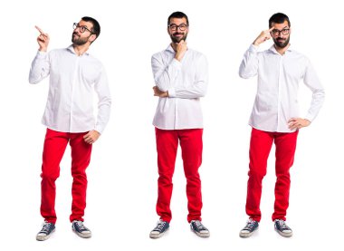 Gözlüklü düşünüyorum yakışıklı adam