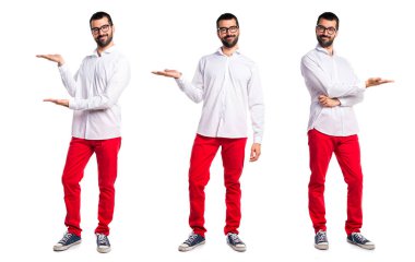 Gözlüklü bir şey sunmak yakışıklı adam