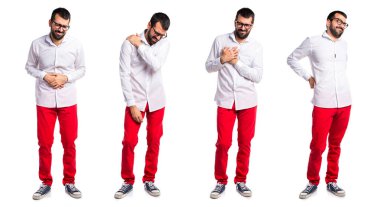 Kalp ağrısı olan gözlüklü yakışıklı adam