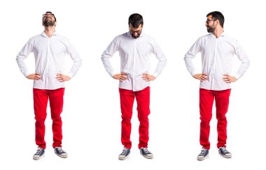 Yakışıklı adam gözlüklü aşağı bakıyor