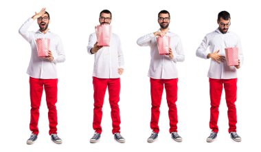 Popcorns yeme gözlüklü yakışıklı adam