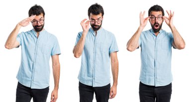 yakışıklı bir adam bir şey gösteriliyor