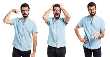 Hayal kırıklığına uğramış genç yakışıklı adam