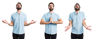 Zen pozisyonundaki yakışıklı adam