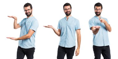 Yakışıklı adam bir şey tutan