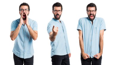 Esmer yakışıklı izole arka plan üzerinde