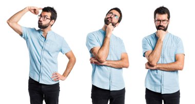 Gözlüklü düşünüyorum yakışıklı adam