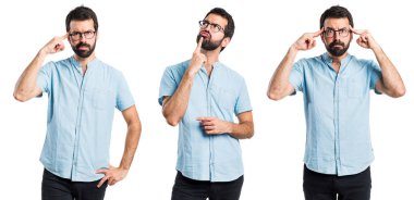 Gözlüklü düşünüyorum yakışıklı adam