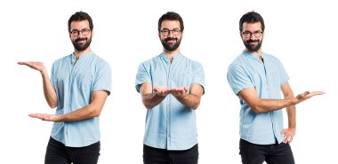 Mavi gözlüklü bir şey sunmak yakışıklı adam