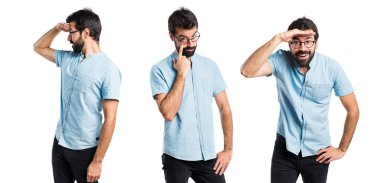 Bir şey gösterilen mavi gözlüklü yakışıklı adam