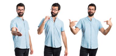 Mavi gözlük kendisiyle gurur ile yakışıklı adam