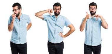 Yakışıklı adam mavi gözlük kötü sinyal yapıyor