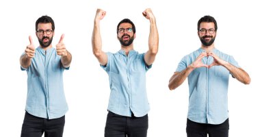 Mavi gözlük ile şanslı yakışıklı adam 