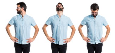 Mavi gözlük ararken yakışıklı adam