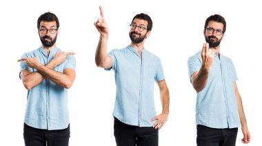 Mavi gözlük şeffaf ekranda dokunmadan yakışıklı adam